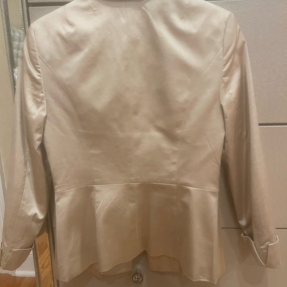 Brand new Blazer, never worn. Silk, size 10 - Picture 2 of 2